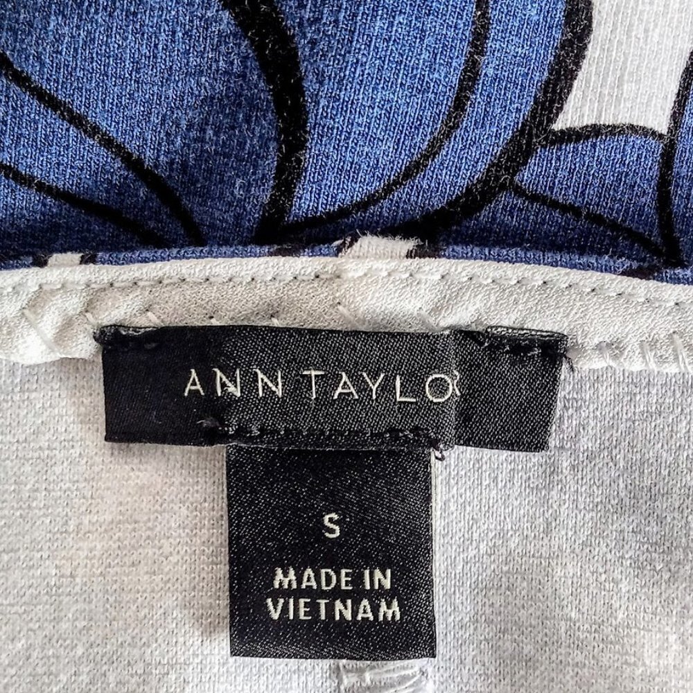 Ann Taylor Blue Black White Floral Sleeveless Knit Top - Picture 4 of 5